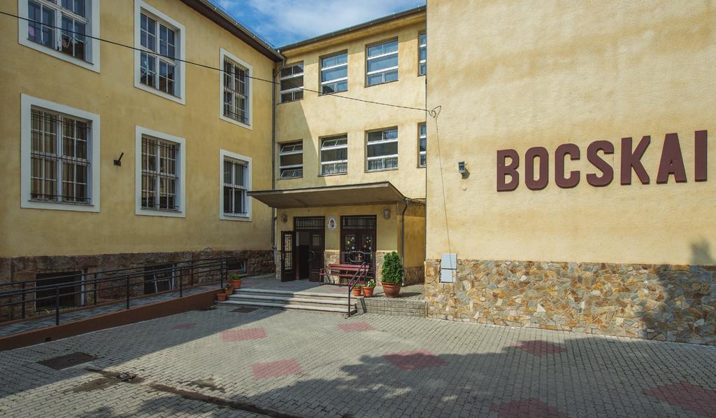 68 Állami Fenntartású Iskolák Állami Fenntartású Iskolák 69 Informatika: Negyedik évfolyamtól kezdve tanítjuk, felső tagozaton az angollal együtt csoportbontásban, emelt óraszámban.
