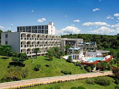 Porec Hotel Laguna Istra *** kékzászlós strand közelében, 100 % gyerekkedvezmény pótágyon 11,99 éves korig kétágyas szobában Helyi besorolás: 3* Fekvése: a szálloda a Zelena Laguna üdülőtelepen, 200