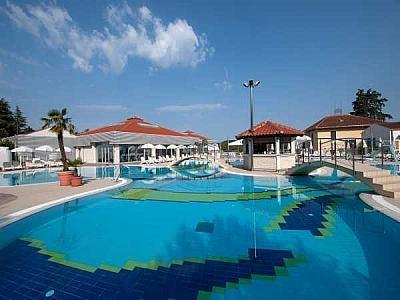 Vrsar Hotel Pineta*** kékzászlós strand, gyönyörű kilátás Vrsar óvárosára és a környező szigetekre 100 % gyerekkedvezmény pótágyon 6,99 éves korig Helyi besorolás: 3* Fekvése: Vrasar óvárosával