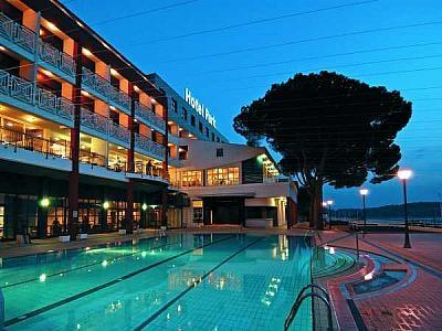 Rovinj Hotel Park *** csodálatos kilátás Rovinj óvárosára Helyi besorolás: 3* Fekvése: a szálloda a St.