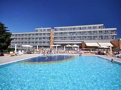 Medulin Hotel Holiday *** homokos part közelében, Wifi a szobákban Helyi besorolás: 3* Fekvése: 150 m-re a kavicsos tengerparttól, a híres Bijeca homokos strand 200 m Felszereltsége: összesen 192