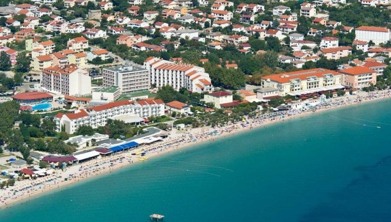 A Vela plaža 1800 méter hosszú természetes kavicsos strand, mely 1999-ben elnyerte a kiváló minőségű európai strandok kék zászlaját.
