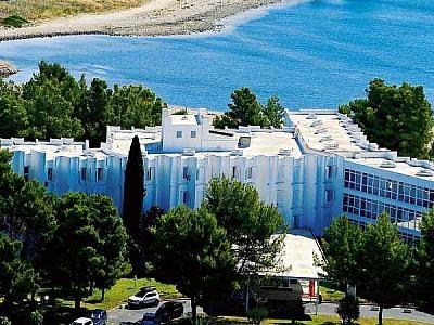 Sibenik - Solaris Hotel Jakov *** ÉSZAK-DALMÁCIA közvetlen a tengerparton, kékzászlós strand, 100 % gyerekkedvezmény 11,99 éves korig pótágyon Helyi besorolás: 3* Fekvése: a szálloda közvetlenül a