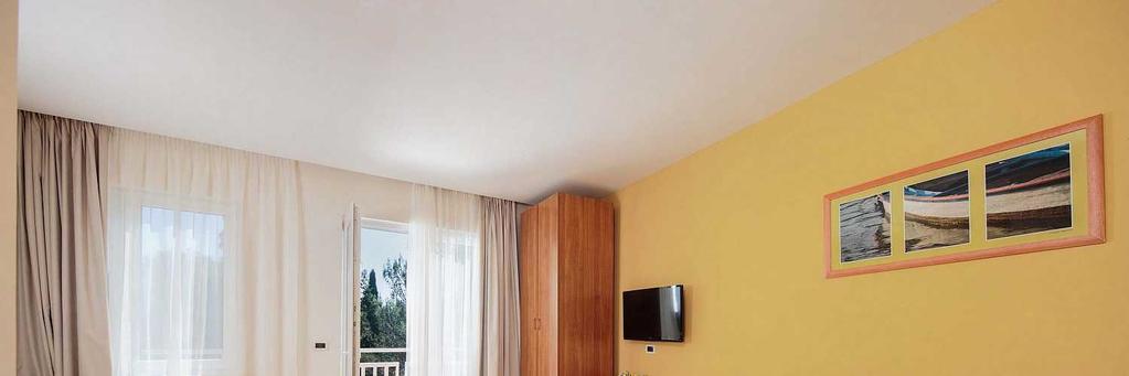 Umag - Sol Katoro Apartmanok **** közvetlenül a tengerparton, kékzászlós strand Helyi besorolás: 4* Fekvése: Katoro nevű üdülőtelepen, közvetlen a sziklás/kavicsos/betonozott