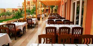 25 km-re az aqabai repülőtértől és kb. 15 km-re Aqaba központjától, ahova naponta többször ingyenes buszjárat indul. A hotel saját partszakasszal rendelkezik, mely kb.