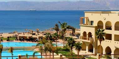 aqabai nemzetközi repülőtértől kb. 20 km-re. A hoteltől Aqaba központja kb. 15 km-re található, ahova rendszeresen ingyenes buszjárat indul.