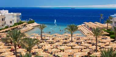 Hurghada központjában fekszik, közvetlenül a homokos, lassan mélyülő tengerparton, kb.