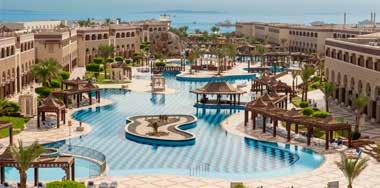 Hurghada tengerpartján fekszik, a repülőtértől kb. 15 km-re, míg a városközponttól kb. 20 km-re.