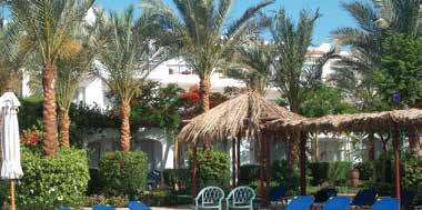 Ras Om El-Seid részén, közvetlenül a homokos, korallos tengerparton fekszik, a nemzetközi repülőtértől kb. 22 km-re.