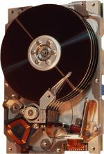 Merevlemezes meghajtók Napjaink egyik legelterjedtebb számítástechnikai tárolóeszköze a merevlemezes tároló, a hard diszk, amit egyszerűen csak diszknek nevezünk.