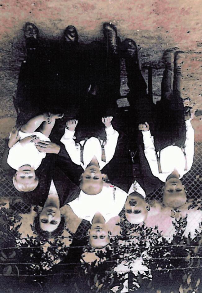 Vát, 1927. A Gőcze család kertjében Első sor: Gőcze Béla, Gőcze Laci, Gőcze Rudi Középső sor: Gőcze Rudolfné sz. Németh Mária és Gőcze Rudolf Hátsó sor: Gőcze István juknak.