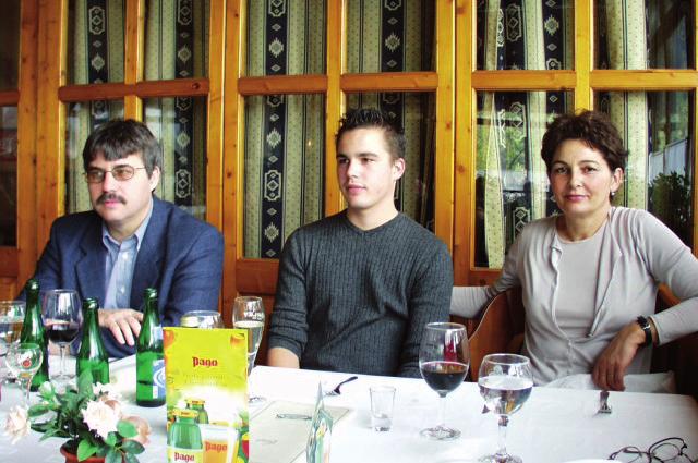 születésnapján: Gőcze Péterné Pecsuvácz Katalin, G. Zsuzsa, G. Zsófi a, G.