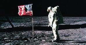 Neil Armstrong amerikai űrhajós volt az első ember, aki 1969. július 20-án a Hold felszínére lépett.