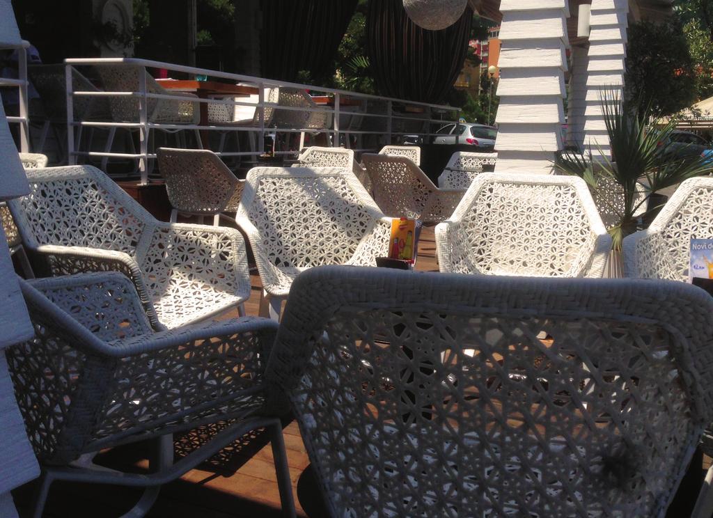 Hemingway H Hemingway bar & Bistrot Trg Maršala Tita 1, 10 000 Zagreb, t. +385 98 384 284, +385 1 48 55 888, info@hemingway.hr Hemingway Split Clubbing VIII Mediteranskih igara 5, 21 000 Split; t.