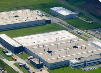 000 m2 Gyártás: 65.000 m² Irodák: 21.000 m² Raktár: 13.