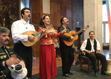 Ráadás A romák Magyarországon A roma/cigány kultúra A romák színes, változatos folklórjuk egyes elemeit a vándorlás során érintett népektől vették át, és rendszerint megőrizték az