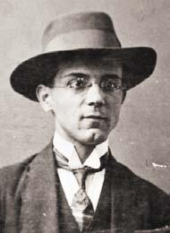 Első verseskötete Négy fal között címmel 1907-ben jelent meg, s ezt a kritika elismerően fogadta. Az 1910-ben megjelent A szegény kisgyermek panaszai című verseskötete emelte a 20.