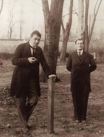 A 20. század első fele Itthon vagyok itt e világban Képek és irodalom A fényképezés a 20. század elejéig főleg hivatásos fotográfusok által végzett tevékenység volt.