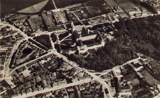 A XVIII-XIX. század fordulójára Zirc, a Bakony szívében, a térség központjává fejlődött. Fontos történelmi esemény, hogy a Ciszterci Apátság külföldi függősége 1814-ben megszűnik.
