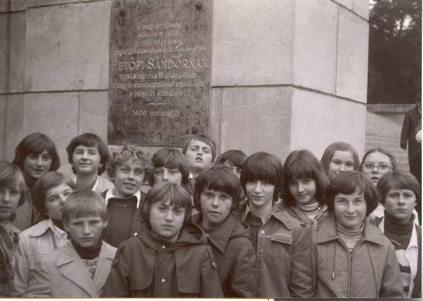 1979-1980 Reguly iskola végzős diákjai 8.a. osztályfőnök: Másli Margit Aschenbr