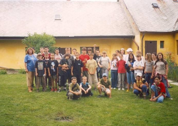 verseny, Mikulás-est, karácsonyi műsorok, farsangi karnevál, kisdobos- és úttörőavatás, gyermeknap stb.