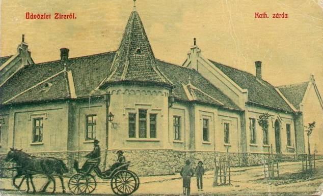 Az apáti süveg a méltóságot jeleníti meg, a négy pásztorbot pedig az egyesített négy ciszterci apátság jelképe: Zirc, Pilis, Pásztó, Szentgotthárd.