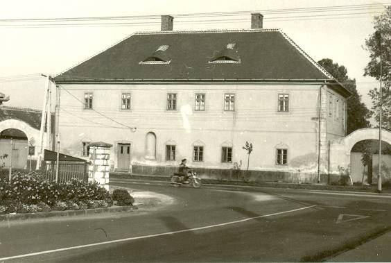 épületben összesen hét tanterem állt rendelkezésre, így folyamatosan un.