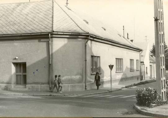 A járási székhely Zircen a nyolc osztályos általános iskola megvalósítása kitüntetett feladatnak minősült. Példát kellett statuálni a természetes vonzáskörzetben működő iskoláknak.