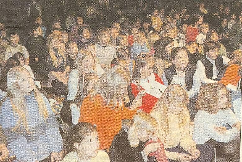 Kínából jött vendégek Balla Emőke Az elmúlt napokban Zircre látogatott a Soonig Ching Ling Gyermekbarátság Alapítvány harmincegy tagú delegácója.