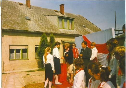 A Veszprém Megyei Tanács az Úttörőház építése után Zirc felé irányította figyelmét és a település rendezési tervében már korábban elfogadott új óvoda, és új iskolaépítés lehetőségét fontolgatta.