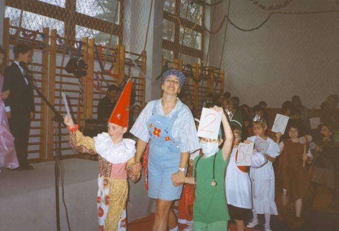 A találkozót éjszakába nyúló, jó hangulatú kötetlen baráti beszélgetés és táncház zárta, Fajkus Attila és zenekara fellépésével. (Napló 2002.