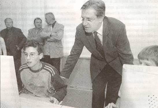 Tudósítás és riport Közelebb került a nagyvilág Novák Gábor Piros betűs ünnep 2005. október 14-e a zirci Reguly Antal Általános Iskola és Előkészítő Szakiskola életében.