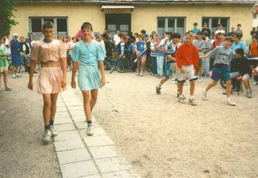 c Azért jó a Regulyba járni, mert ebben az iskolában sok kedves ember van, és mert itt vannak a barátaim. Nagyon sok lehetőség közül választhatunk.