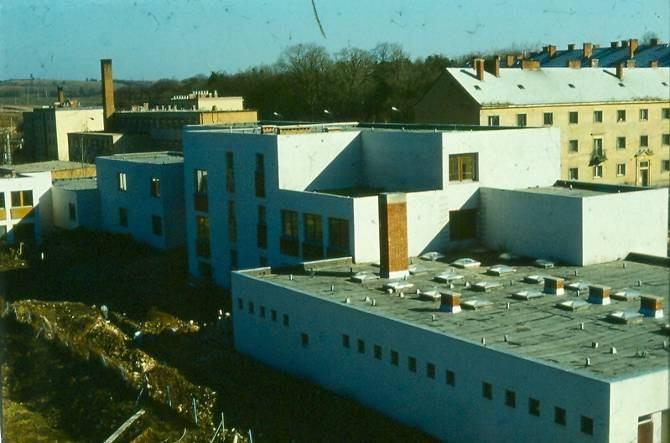 1980. Épül az