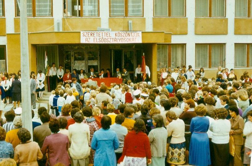 Az első