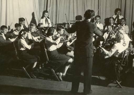 1950-ben Bakonyoszlopról, szülőfalujából helyzeték Zircre Békefi Antal ének tanárt, aki rövid idő alatt megszerettette a diákokkal az énekórákat.