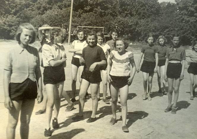 A tornabemutató próbája után 1953-54-es tanévben érkezett az iskolába, Barna Lajos matematika-fizika szakos és felesége, Bors Erzsébet orosz szakos