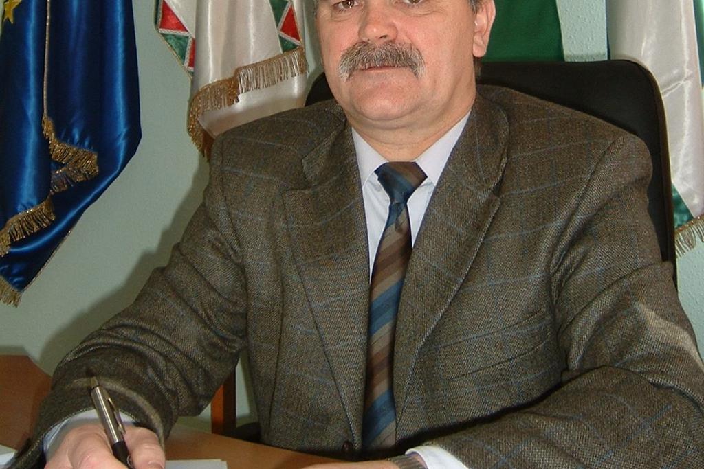 A szokványos évkönyvektől eltérő koncepcióval készült kiadvány, a mindenkori végzős diákok, osztályfőnökeik, pedagógusok, igazgatók, igazgatóhelyettesek névsorán kívül fontos ismereteket ad közre
