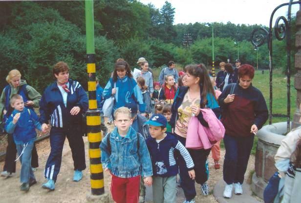 Gyerekekkel, emberekkel foglalkozni csodás dolog 1966. szeptemberében léptem át először az iskola kapuját, ahol Szabó Klára kézen fogott a társaimmal együtt, és két évig el sem engedett bennünket.
