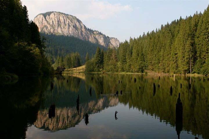 Gyilkos-tó, Békás szoros Az egymáshoz nagyon közel fekvő Gyilkos-tó és Békás-szoros az Erdélybe látogató