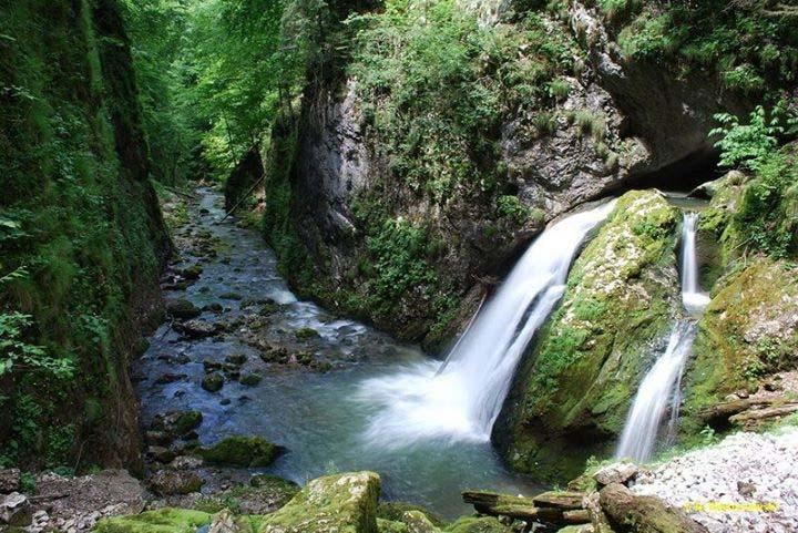 Az 1608 m magas csúcs alatti menedékházhoz több turistaút is vezet.