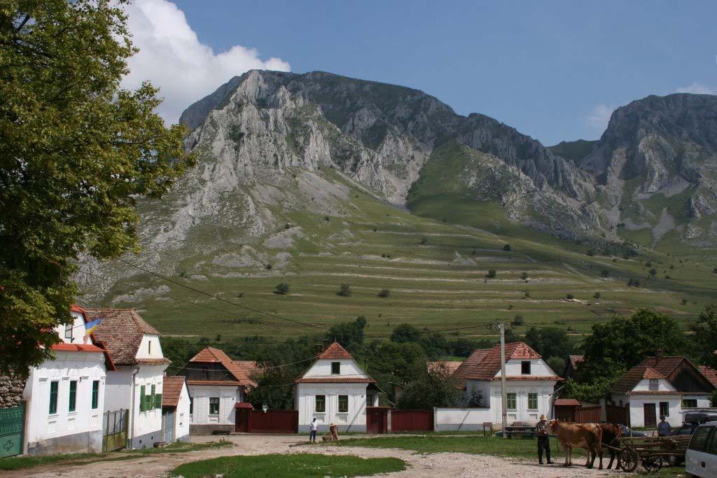 A faluban kétszer kel fel a nap, mivel a "rendes" napfelkelte után nem sokkal a Székelykő mögé