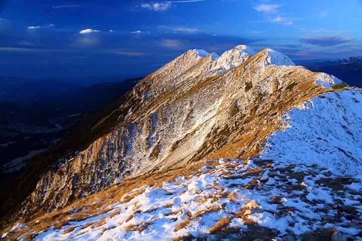 Királykő: A többnyire mészkőből, valamint
