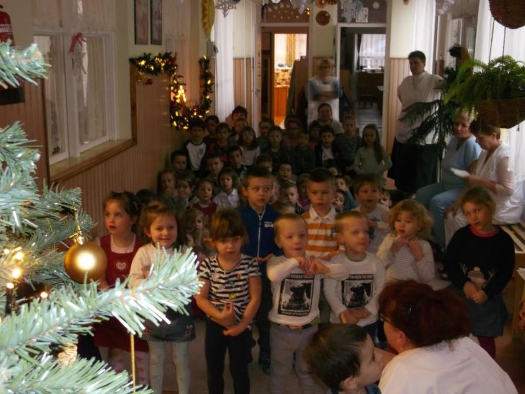 A műsor után minden csoport átvehette a saját ajándékát,