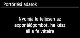 Ha az objektívon nincs távolsági skála, az objektív elejét maga felé fordítva forgassa el teljesen az élességállító gyűrűt az óra járásával egyező irányba.