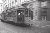 k Videók lejátszása 254 Hangszóró 1 2 3 4 Jelenítse meg a képet. Nyomja meg a <x> gombot a képek megjelenítéséhez. Válasszon ki egy videót. A <U> gomb megnyomásával válassza ki a videót.