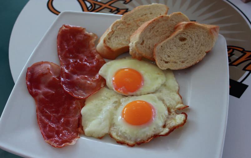 - Bacon&Eggs két tojás, bagett, narancslé Bacon&Eggs (two eggs), baguette, orange juice 950.