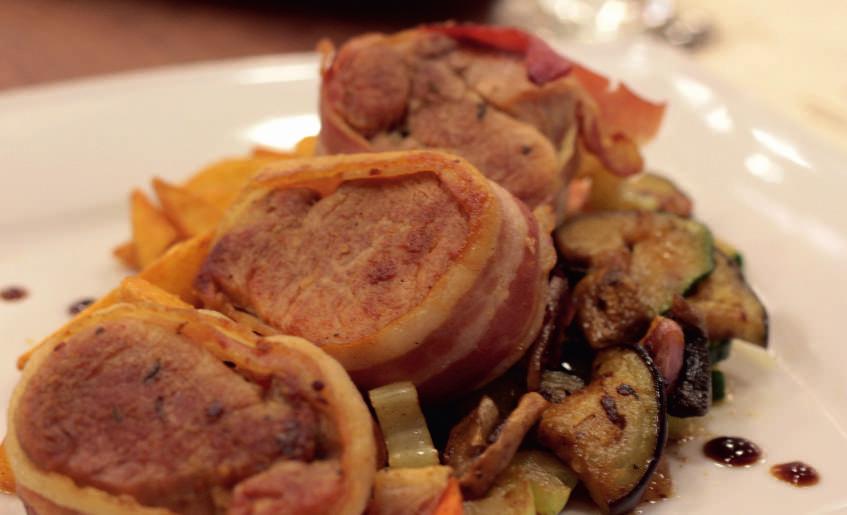 1.890,- Sertés szűzpecsenye baconkabátban sütve Pork loin roasted in bacon coat 1.690,- Sertésborda Panko bundában sütve Pork ribs Panko - fried in coat 1.