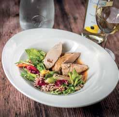 Bőrén sült csirkemell quinoa-ás