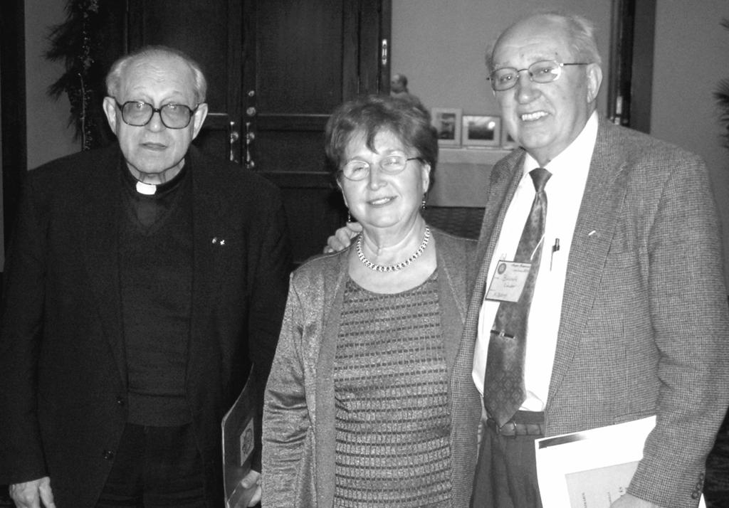 Ft. Mustos István, Sch.P., a társasebéd előadója, beszélget dr.